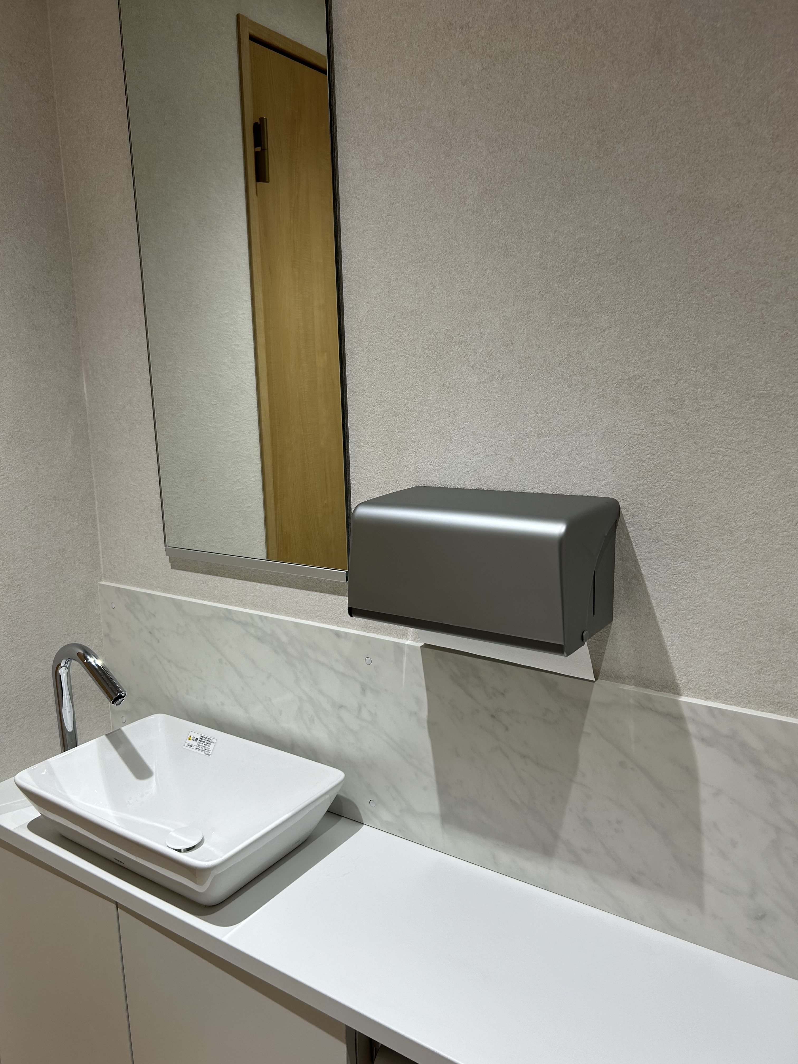 2024.0827本社2階トイレペーパーホルダー設置